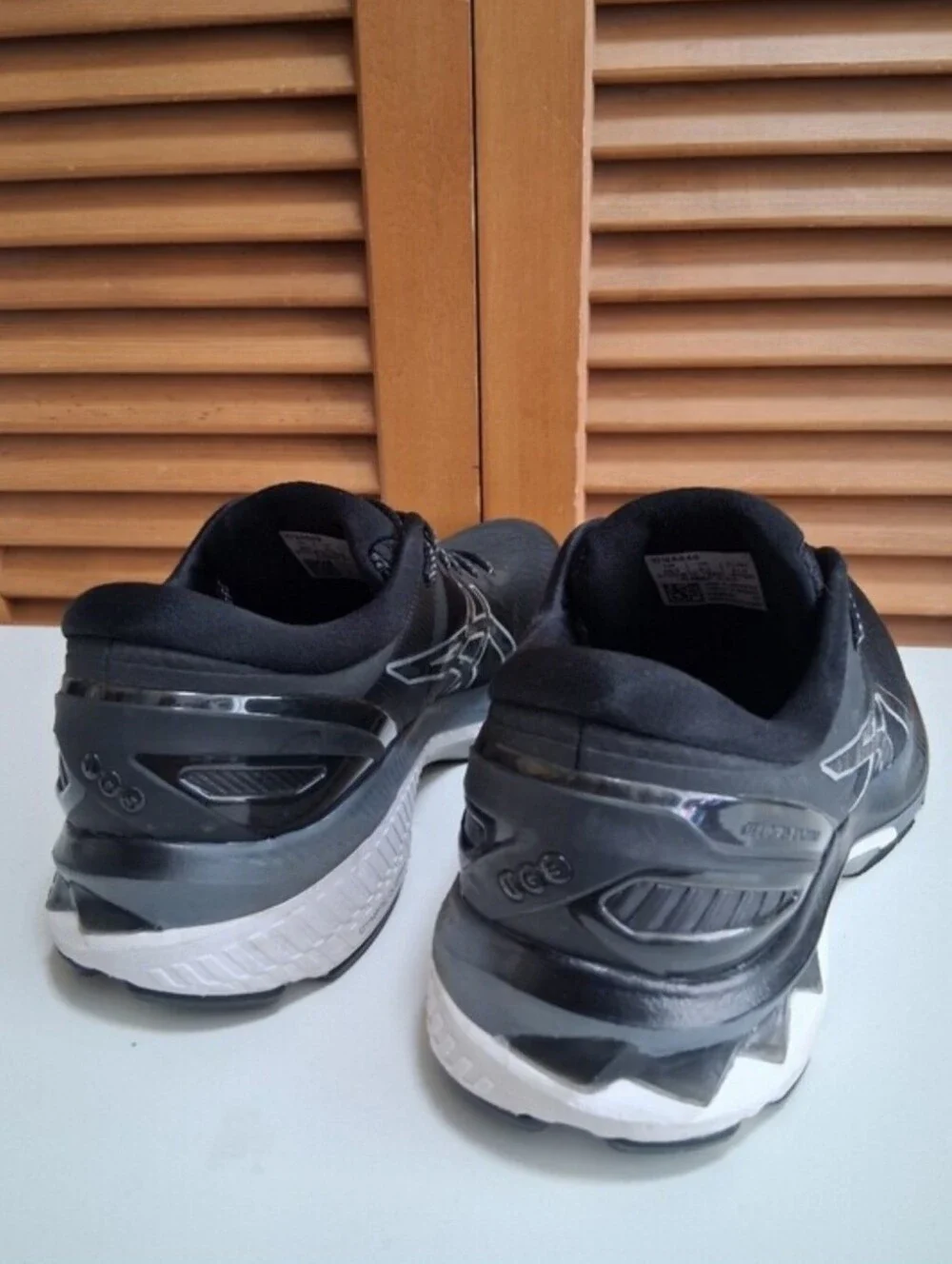ASICS GEL-KAYANO 27 - WOMENS SIZE 9.5